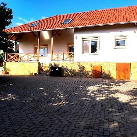 Szandra Vendeghaz Apartment