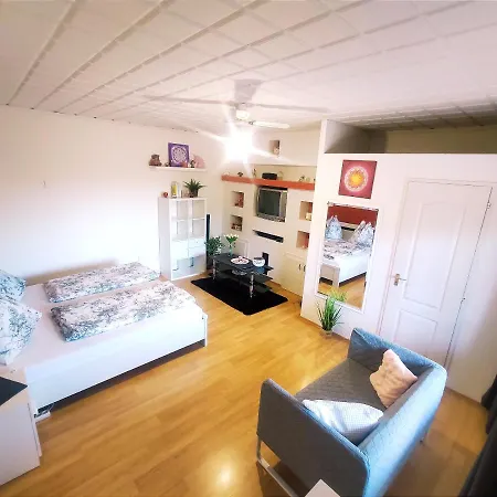 Szandra Vendeghaz Apartment *